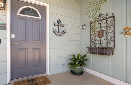 Holiday Beach House | Spring Oasis a 5 min Walk to Beach with Balcony & Yard