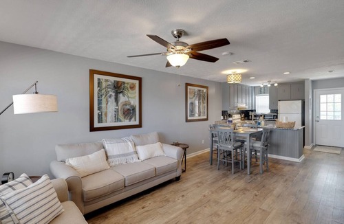Holiday Beach House | Spring Oasis a 5 min Walk to Beach with Balcony & Yard