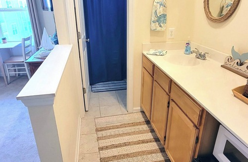 St. James Condo | St James Efficiency with Pool/15 min to Oak Island Beach!