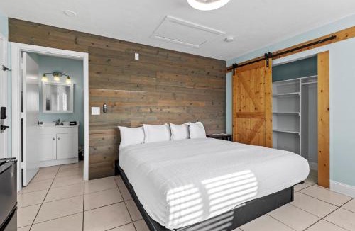 Fort Pierce Hotel | Standard Hotel Room - King Bed #2