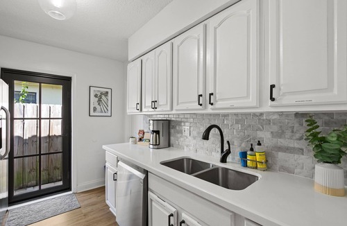 Middle River Terrace House | Stay in Style!7 min from the beach! Gorgeous home; relaxing yard!