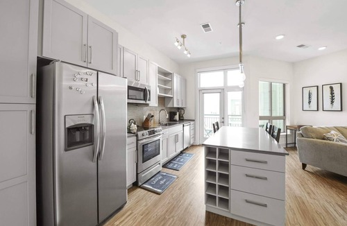 Second Ward Condo | StaysByWalker Uptown 1BR Gym/Parking/Desk/KingBed