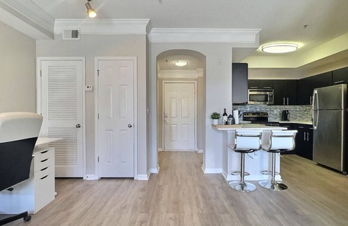 Ridgedale Park Apartment | Stellar suite w/Gym, Pool & Netflix, sleeps 4!