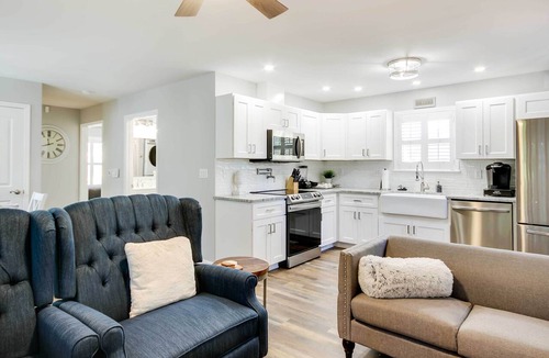 Rosewood Cottage | Step-free Home w/Fire Pit - 3 Miles to Usc!