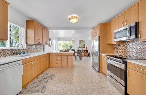 Birch Park Finger Streets House | Steps from Beach | Heated Pool | Gulf Stream Key | RESlDENCES