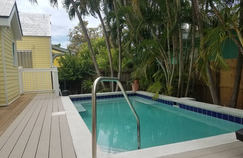 Old Town Apartment | Steps from Duval, Pool on Site & Bikes Included!