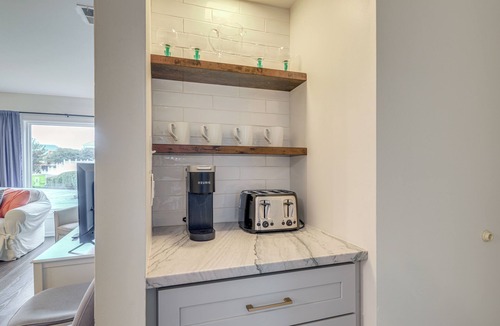 Emerald Isle Apartment | Steps to Beach! Emerald Isle Condo w/Ocean View