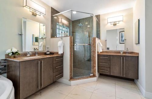 Singer Island House | Steps to Beach! Luxe Stay-Chef's Kitchen and Lanai