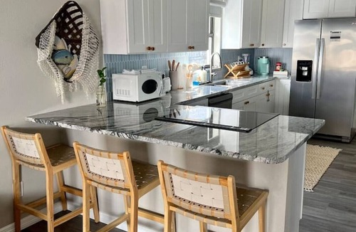 Palm Harbor House | Steps to Downtown, Dinner & Live Music