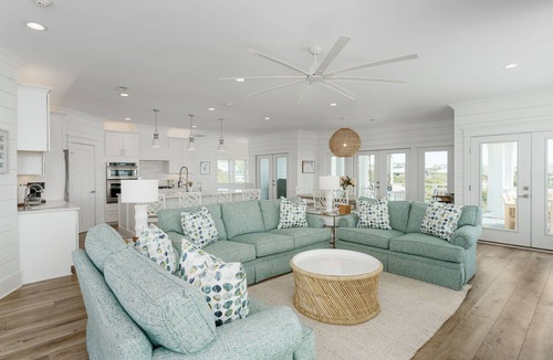South Beach House | Steps to the Beach: 6BR Gem/Ocean Views/BHI + Shoals Club/2 Carts