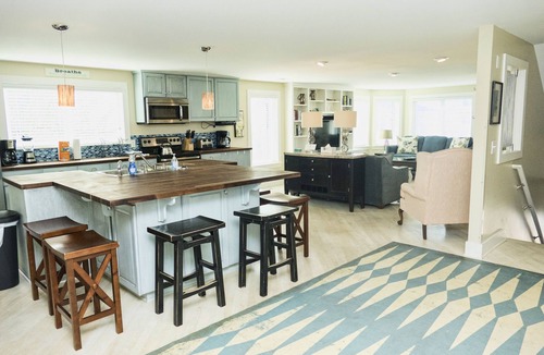 Tybee Island House | Steps to the Ocean, free parking, elevator, sleeps 19.