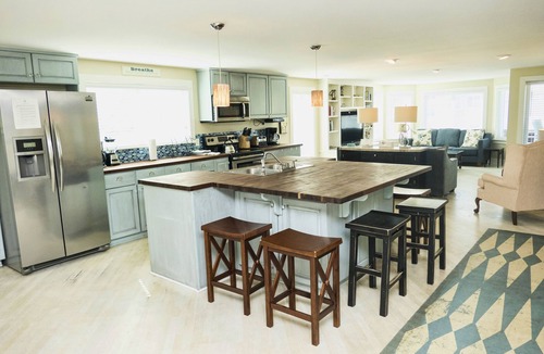 Tybee Island House | Steps to the Ocean, free parking, elevator, sleeps 19.