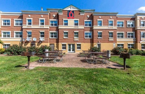 Gaithersburg Apartment | Studio 6 Gaithersburg|Spacious King|Hearing|Kitchen