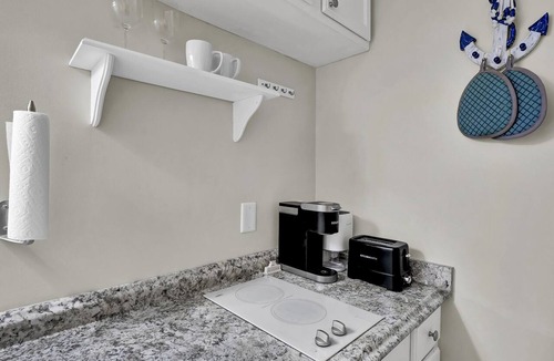 Airlie Condo | Studio w/Marina Views & Pool! Walk to Waterfront Dining!