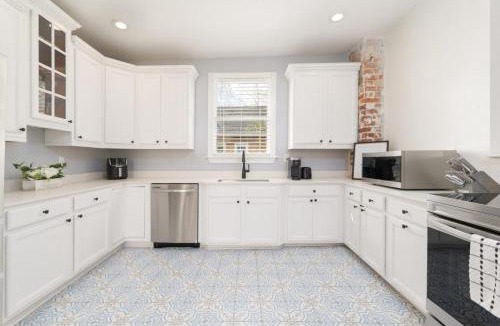 Springfield Apartment | Stunning 2 Bedroom Apt in Historic Springfield