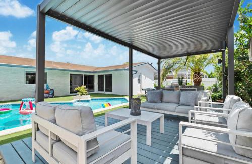 West Perrine House | Stunning 5BR Heated Pool, Beach Access & Games L06