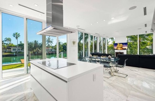 North Bay Village House | Stunning 6br Waterfront villa