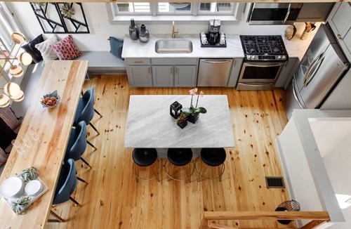 Dixon Park House | Stunning Carriage House | Heated Pool