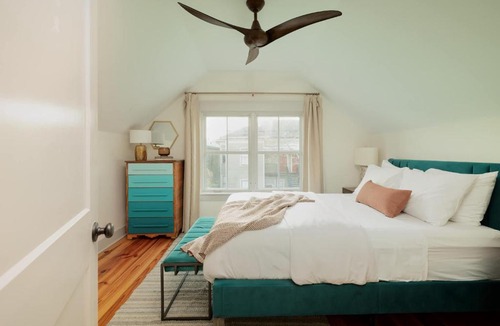 Dixon Park House | Stunning Carriage House Heated Pool