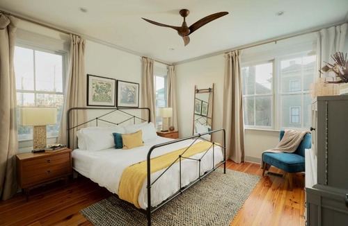 Dixon Park House | Stunning Carriage House Heated Pool