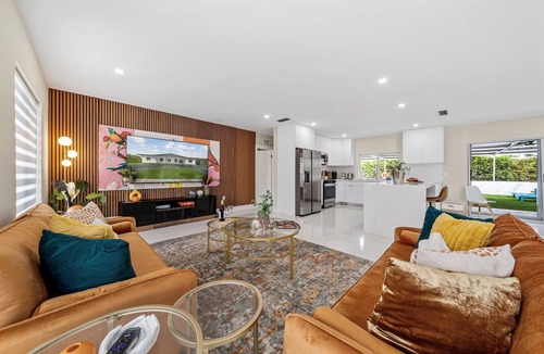 Westchester House | Stunning Family Fun Oasis With Heated Pool, Hot tub & King Bed