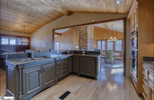 Lynn House | Stunning Mountain Retreat with Hot Tub