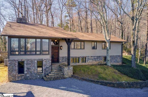 Lynn House | Stunning Mountain Retreat with Hot Tub