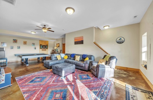 Vein Mountain Cabin | Stunning Mountain Views & Sunsets, Hot Tub + Fire Pit, 4BR Blue Ridge Retreat