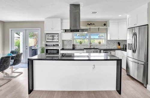 Deerfield Beach Villa | Stunning New Heated Pool and Jacuzzi 4 Bedroom Gameroom Dog Friendly