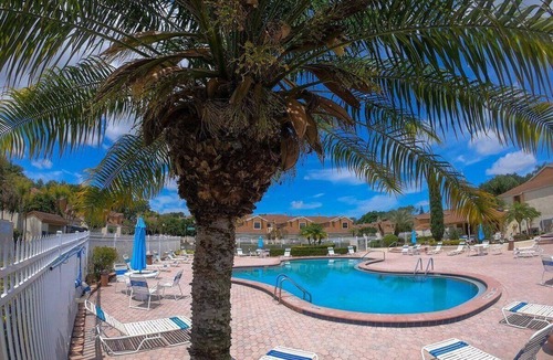 Ventura House | Stunning Ventura Condo with Golf &Pool