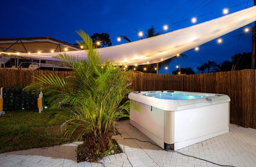 Pembroke Pines Villa | Stunning Villa w/Gameroom Hot Tub, Pool Near Beach