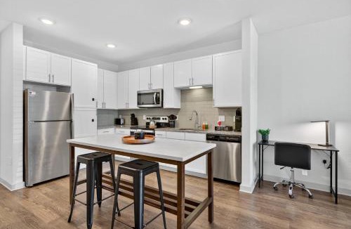 Arlington Apartment | Stylish 1BR Apt| King Bed| Pool | Close to Beach