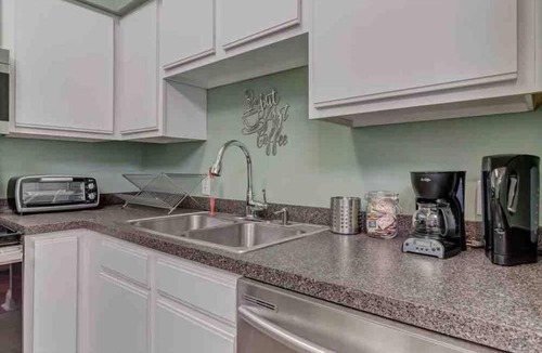 Springfield Apartment | Stylish 2 BR apartment - perfect for relaxing!