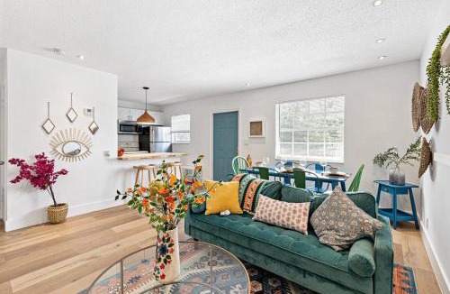 Sailboat Bend House | Stylish 2 BR condo - close to Riverwalk
