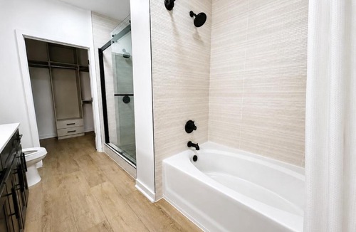 Cherry Apartment | Stylish 2BR Charlotte Stay Pool Gym & BBQ