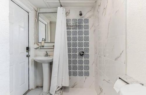 Southside House | Stylish 3BR Home & Hottub Near Beaches & Downtown