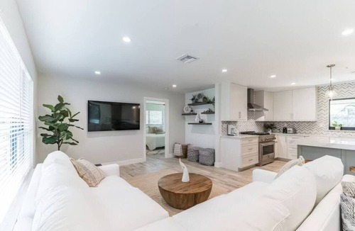 Jupiter House | Stylish 3BR w/Heated Pool · 7 Mins to Beach