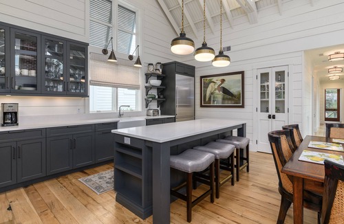 Palmetto Bluff House | Stylish Cottage with brick courtyard + outdoor fireplace