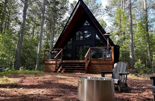 Dahlonega Cabin | Stylish Dog-Friendly A-Frame Retreat with Deck & Fire Pit in Dahlonega, Georgia