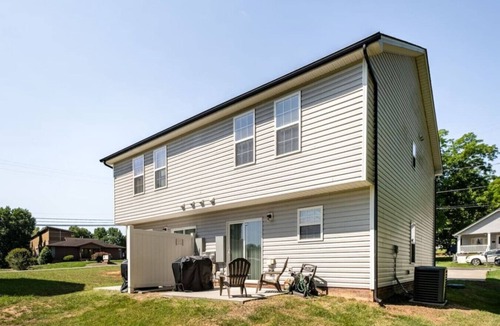 Kannapolis House | Stylish Kannapolis Duplex King Beds, Full Kitchen & Backyard BBQ