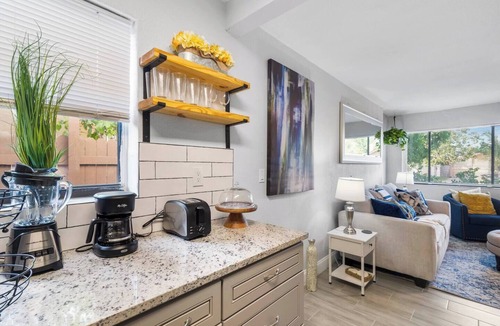 Southwest House | Stylish luxury home near DT & airport