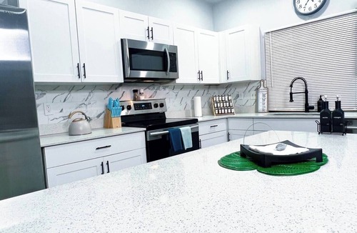 Lochmoor Waterway Estates House | Stylish Retreat: Near Beaches & Downtownnn