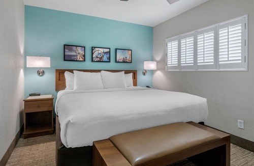 Jekyll Island Hotel | Stylish Suite Stay | Onsite Pool | Free Parking | Free Breakfast | Pets Allowed