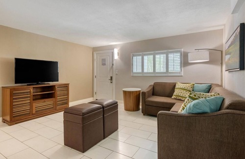 Jekyll Island Hotel | Stylish Suite Stay | Onsite Pool | Free Parking | Free Breakfast | Pets Allowed