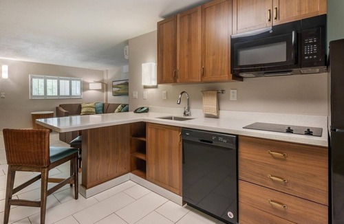 Jekyll Island Hotel | Stylish Suite Stay | Onsite Pool | Free Parking | Free Breakfast | Pets Allowed