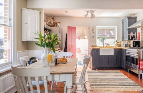 Whitstable Cottage | Stylish Whitstable Cottage/Beach 2 mins/Courtyard/free parking/dog friendly.