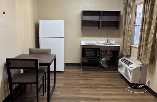Williamsburg Square Hotel | Suburban Studios Winston-Salem near Hanes Mall