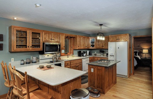 Bryson City Cabin | Sugar Tree with fully fenced in yard!