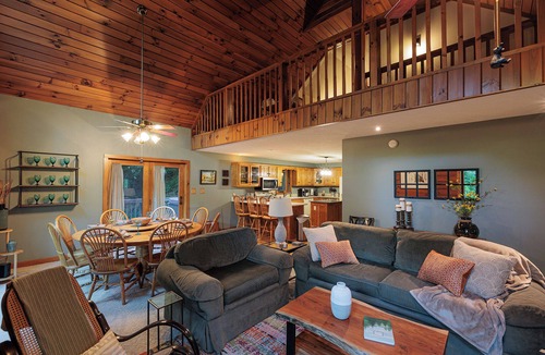 Bryson City Cabin | Sugar Tree with fully fenced in yard!