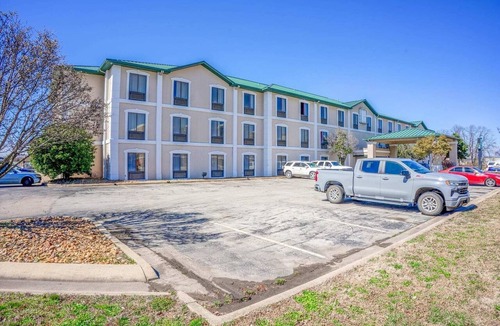 Jonesboro Apartment | Suite - King Bed Accessible Non Smoking